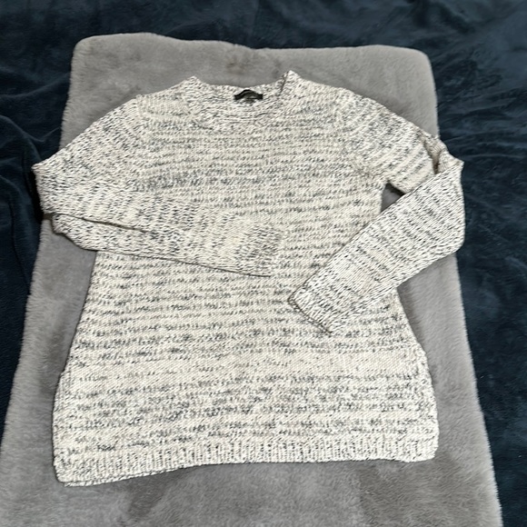 Ann Taylor Sweaters - GUC Ann Taylor medium knit sweater